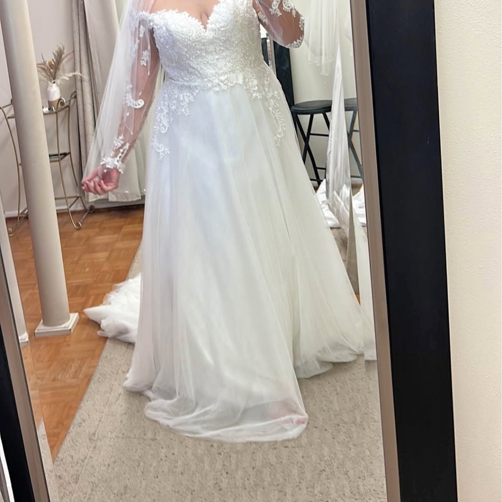 Long Sleeve Lace A-Line Wedding Dress in White